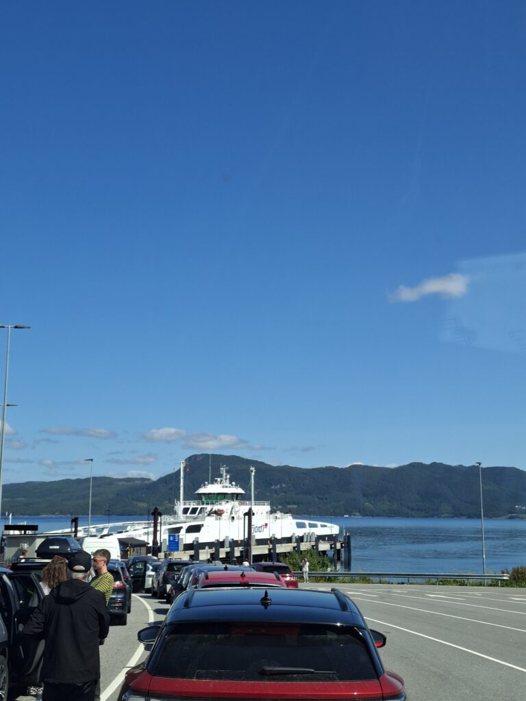 Fahrzeuge warten auf eine Autofähre in Norwegen. Fähren gehören auf vielen Strecken zum Alltag und verbinden zahlreiche Küstenorte und Inseln.