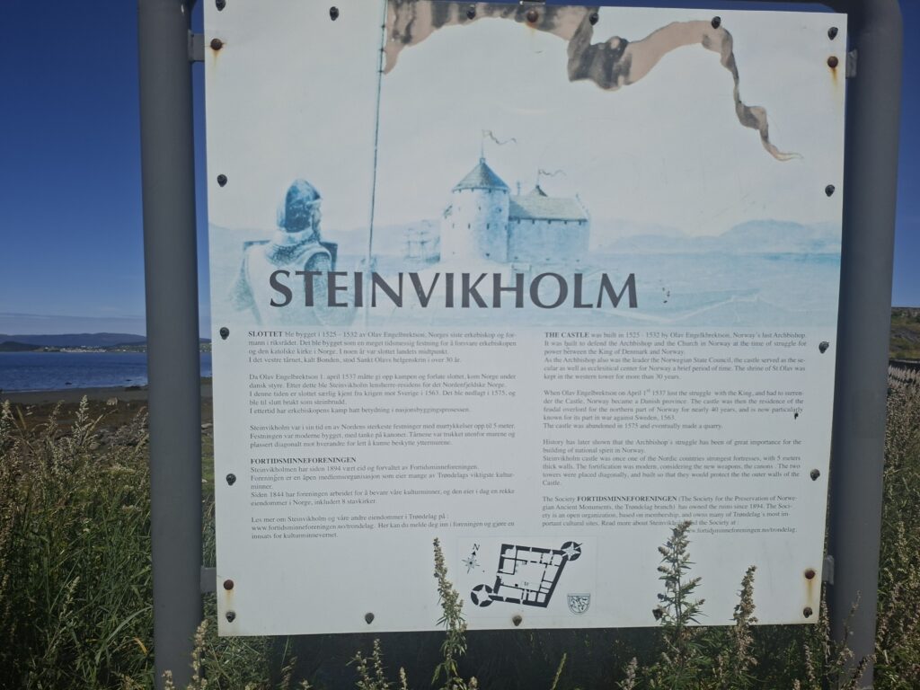 Informationstafel zur historischen Festungsruine Steinvikholmen in Mittelnorwegen mit Hintergrundinformationen zur Geschichte des Ortes.