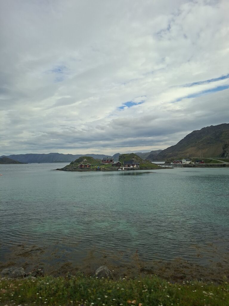 Fjorde in Norwegen. Im Bild ist zusätzlich einer der vielen Inseln von Norwegen zusehen mit einem Haus.