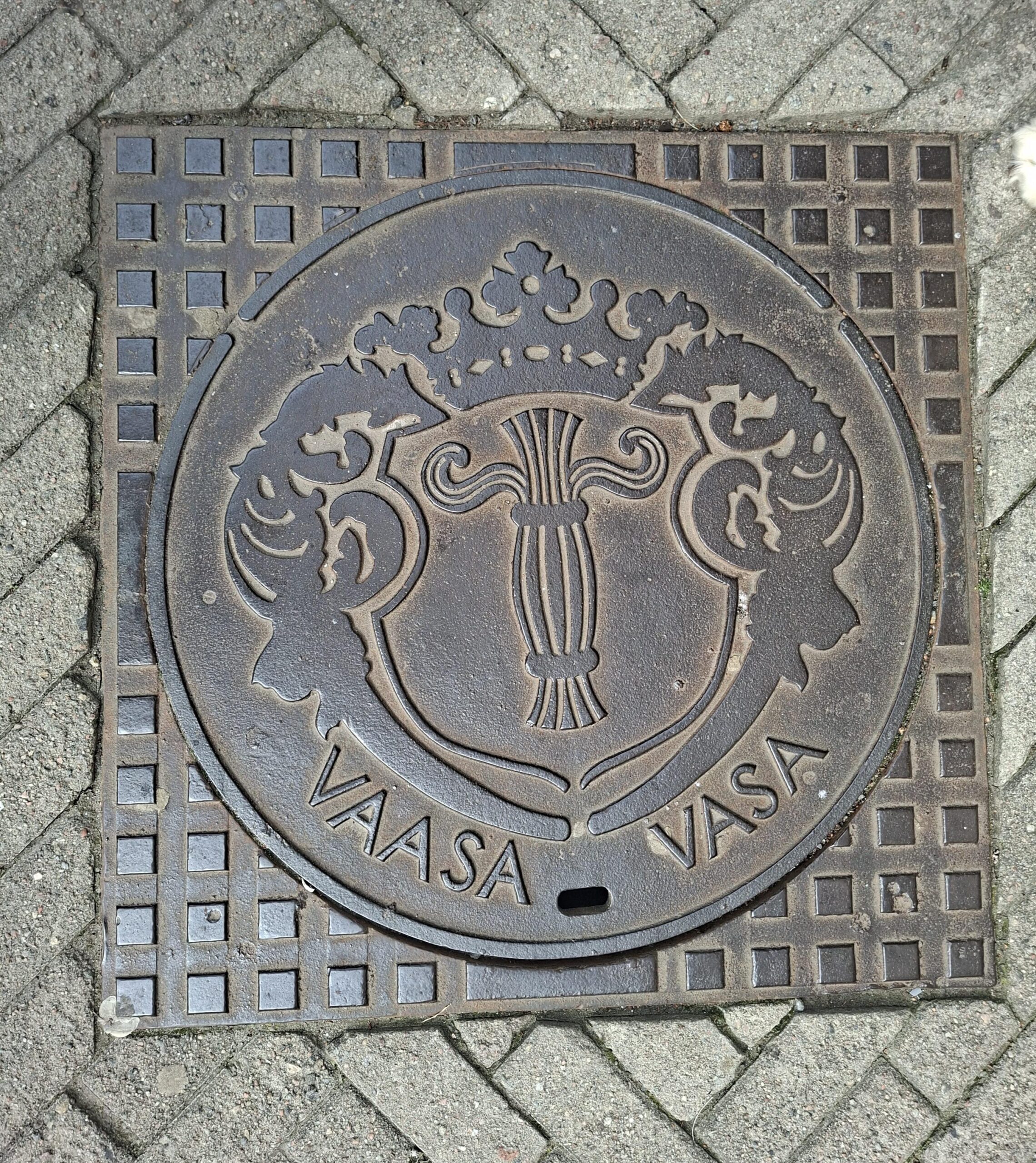 Vaasa/ Vasa ein Gullydeckel aufgenommen auf unserer reise durch Finnland