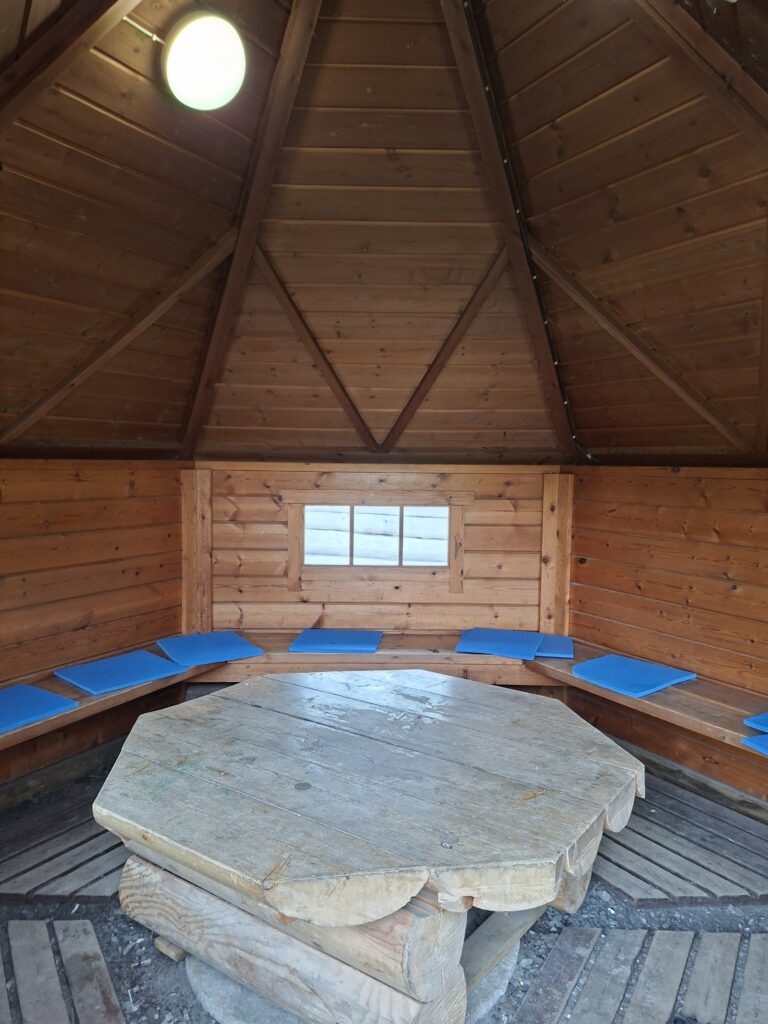 Hütte zum Sitzen in Finnland. Es gibt überall solche schönen Hütten.