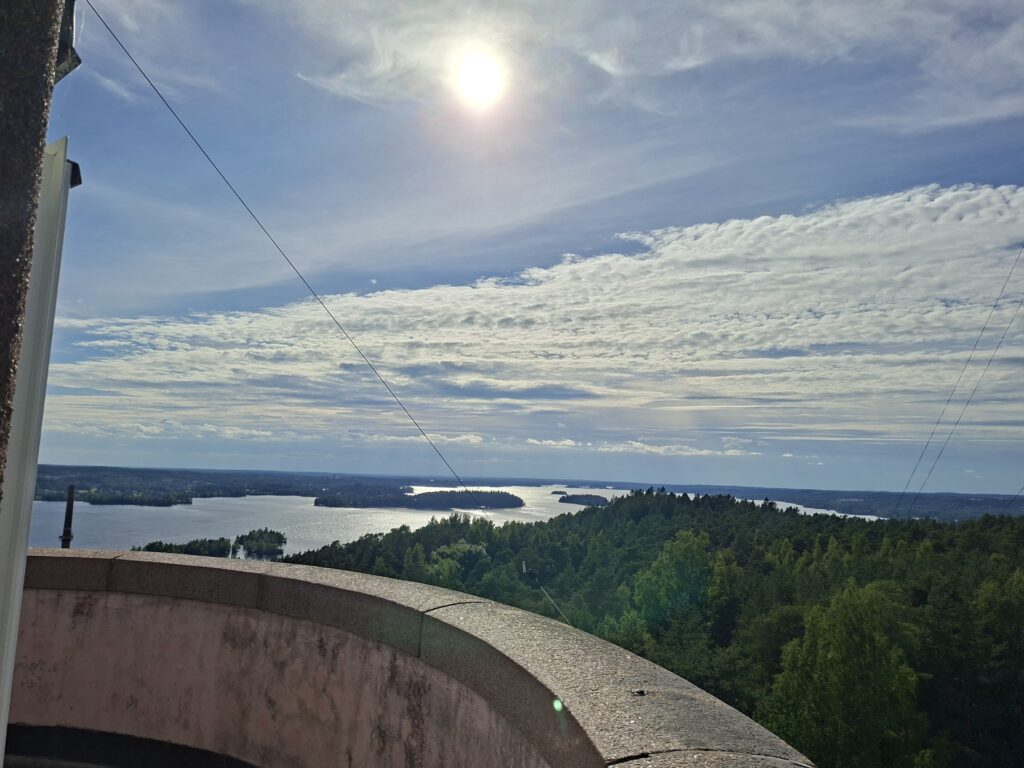 Finnland mit dem Camper. Sonnenschein und die Aussicht von einem Turm