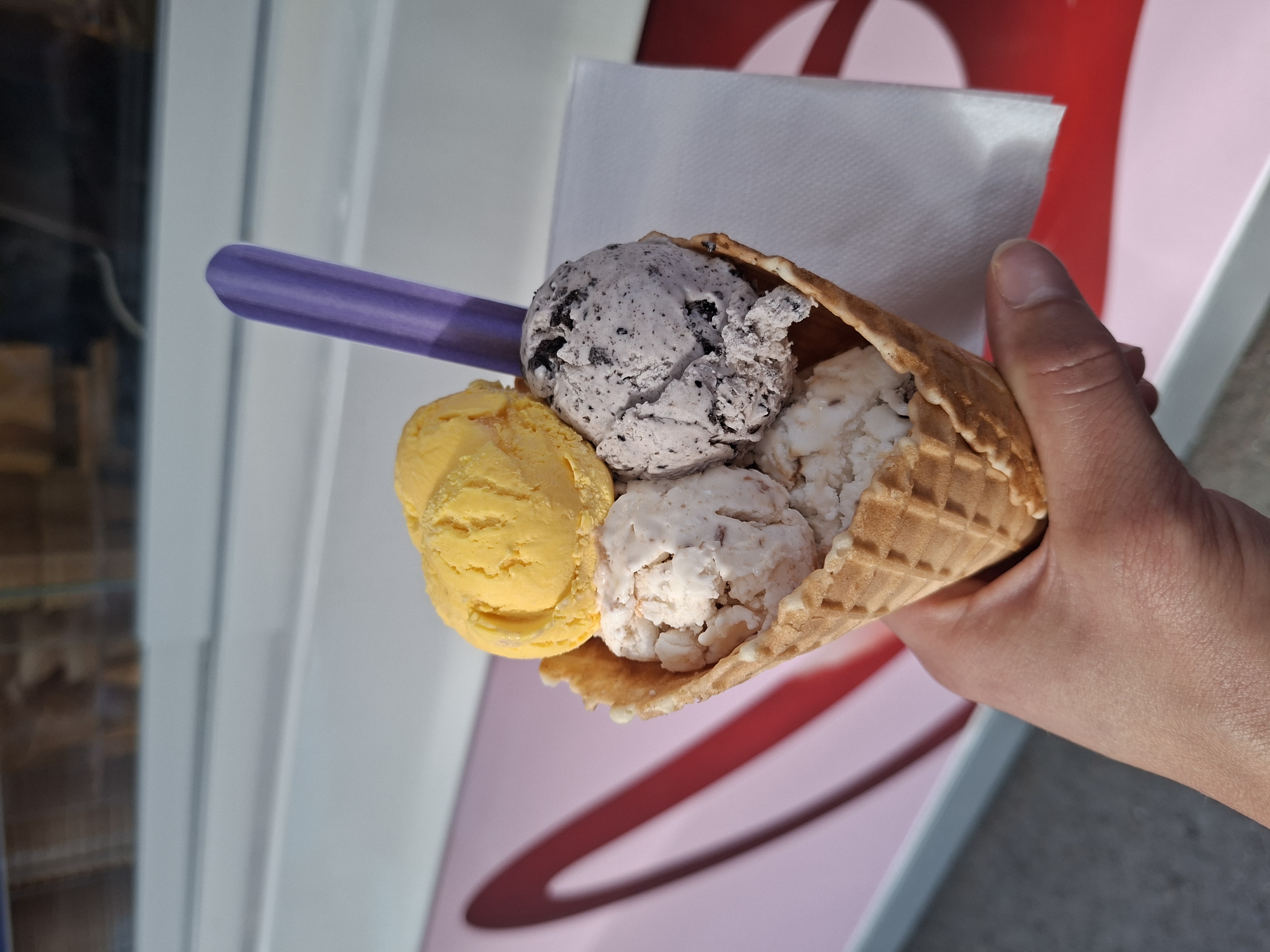 Eis essen in Finnland. $ Kugeln Eis in einer Waffel