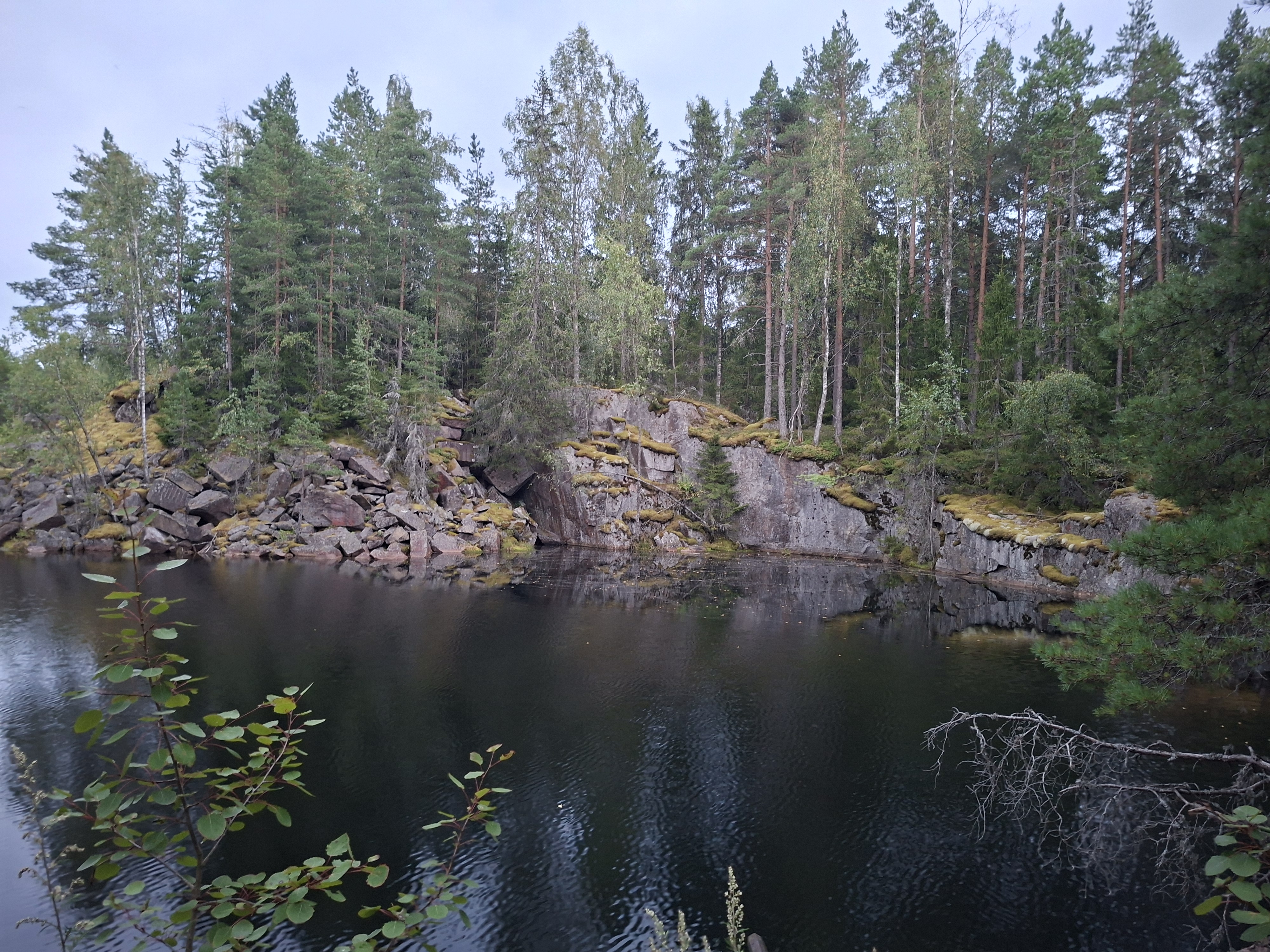 Blick auf einen See. Entstanden durch stein Abbau.