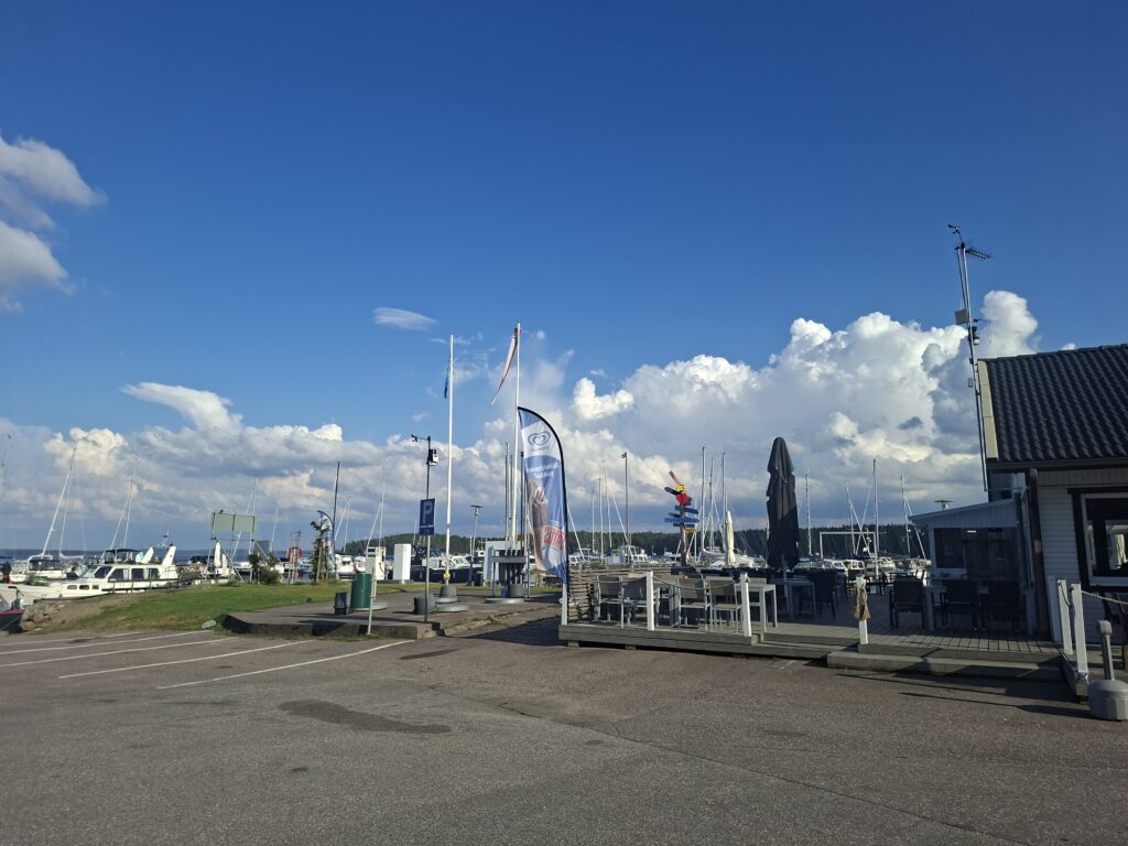 Hafen in Finnland bei Sonnenschein.