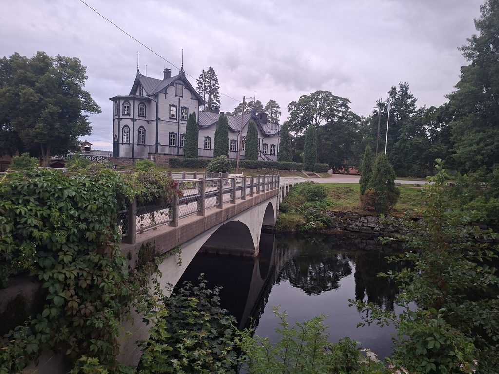 Historisches Gebäude und Brücke in Verla in Finnland