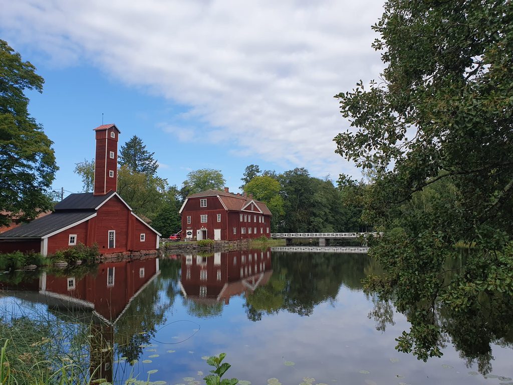 Historische rote Holzhäuser am Wasser in Ruotsinpyhtää in Finnland