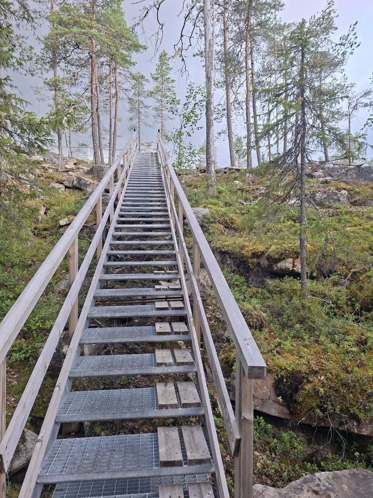 freundlicher Hunde weg. Sehenswürdigkeit in Finnland. Treppe ist extra für Hunde mit Bretter gemacht worden.