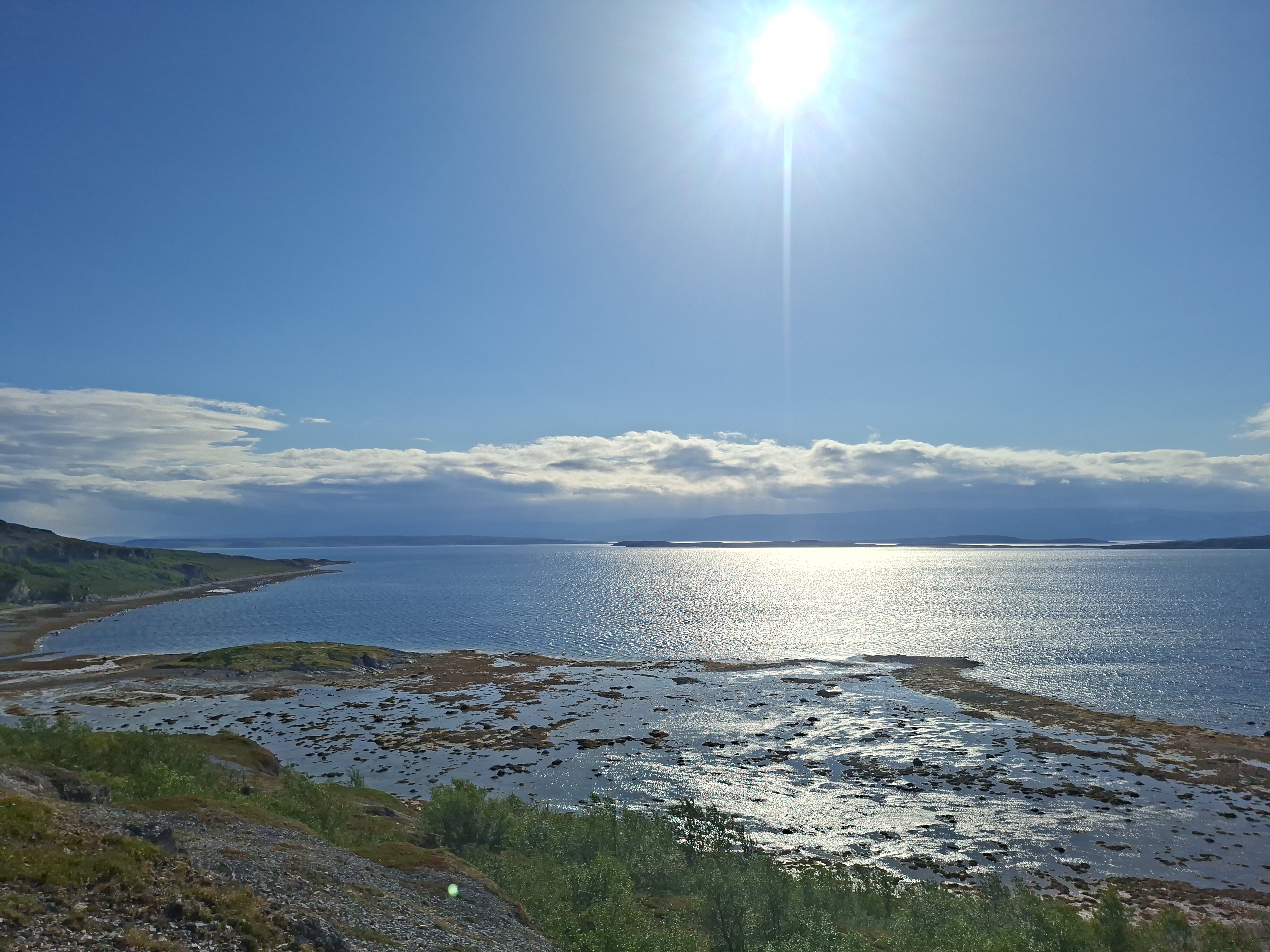 Nordnorwegen mit dem Camper. Sonne über dem Meer.