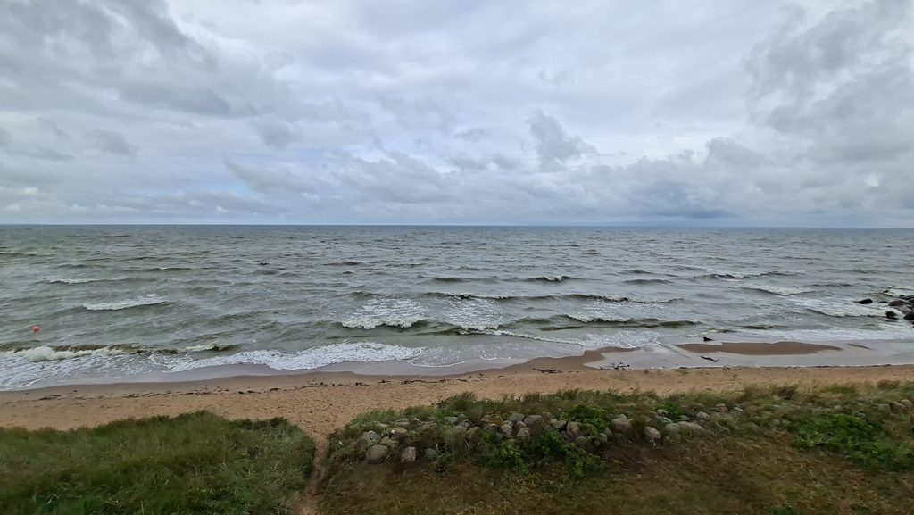 Blick auf das Meer. Es ist bewölkt
