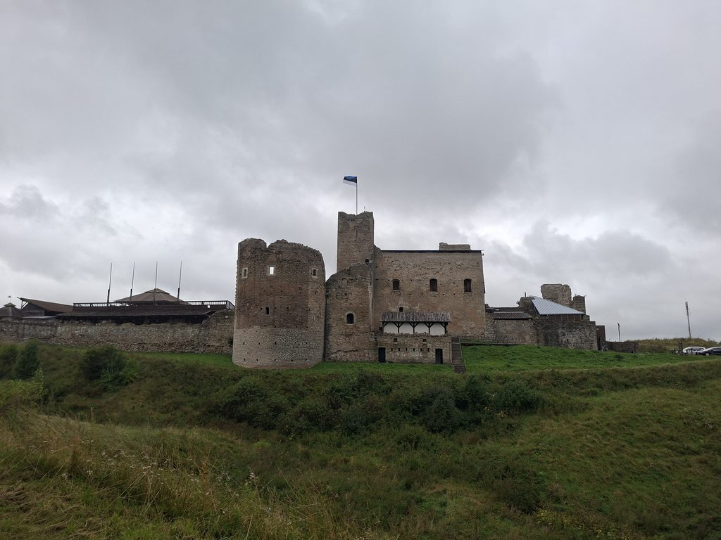 Die Burg Rakvere ist im Deutschen auch als Wesenberg bekannt. Heute ist sie nicht einfach nur eine alte Ruine. Man kann sie auch besichtigen. 