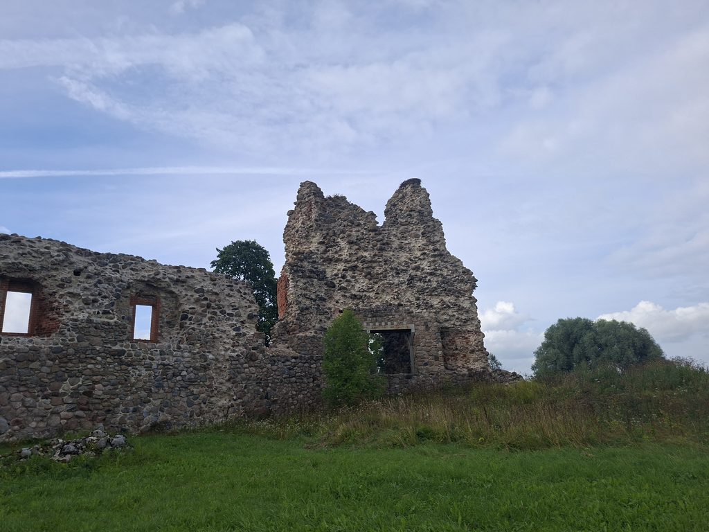 Alte Burgruine in der estnischen Landschaft