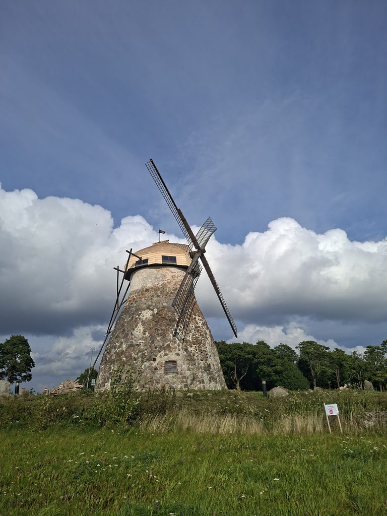 Historische Windmühle in Estland