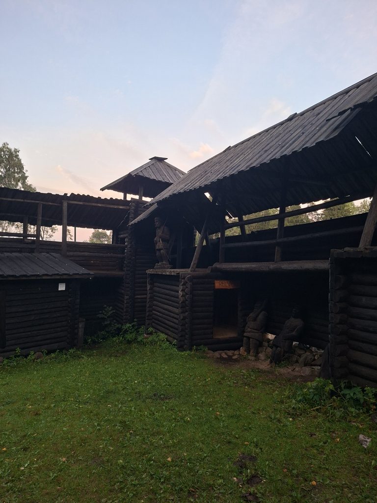 Historische Holzbauten in Estland