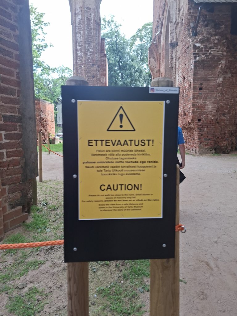 Warnschild an einer historischen Ruine in Tartu. Domruiene