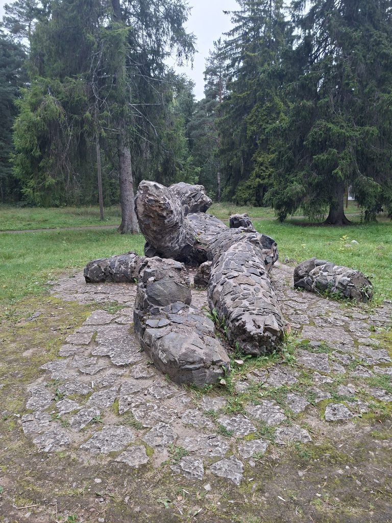 Steinfigur im Glehn Park in Tallinn