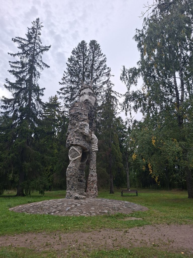 Steinerne Figur im Wald des Glehn Parks in Talinn