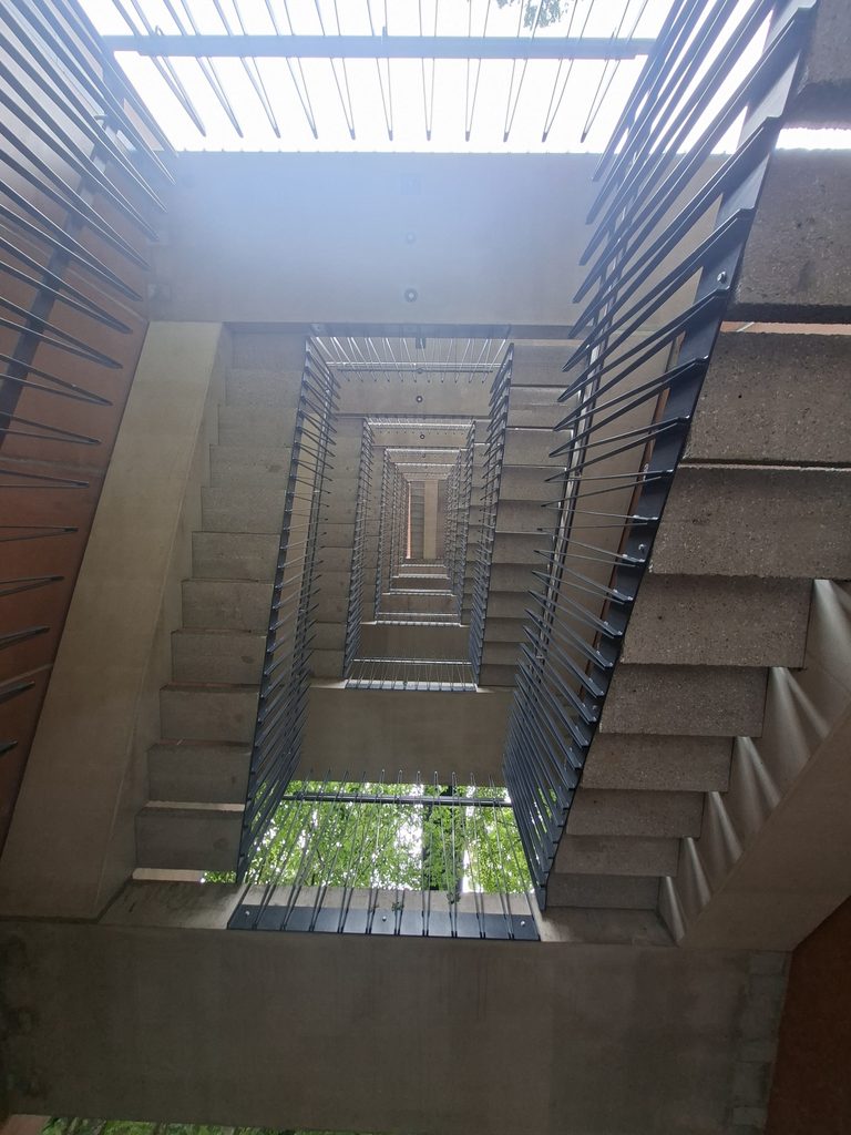 Treppen im Inneren eines Aussichtsturms in Estland