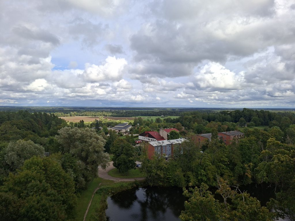Lettland mit dem Camper:
Ausflug zu einem Schloss. Bild zeigt den Ausblick eines Schlossturms in Lettland