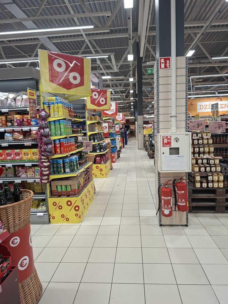 Lettland mit dem Camper: Einkaufen in Lettland. Einkaufen in einem hyper rimi. Riesiger Laden der größte von der Firma.